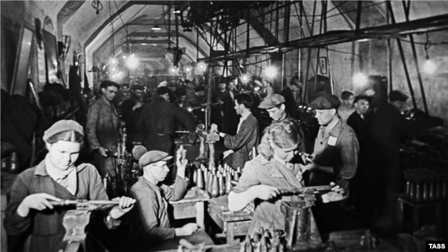 Производство боеприпасов в севастопольской штольне, ноябрь 1941 года