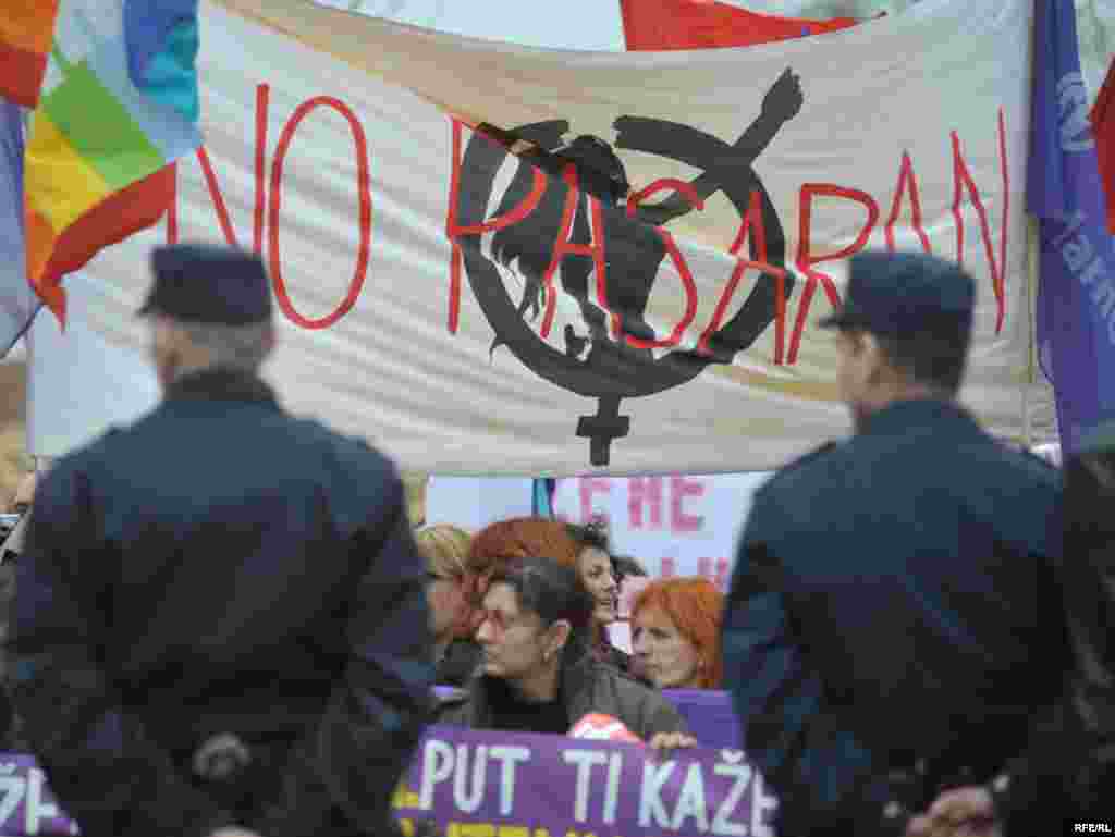 Srbija - Protiv diskriminacije - Dvije nevladine organizacije ,Koalicija protiv diskriminacije i ¨Žene u crnom¨ su organizirale proteste sa zahtjevom da se povuče zakon protiv diskriminacije.