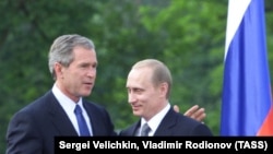 Former U.S. President George W. Bush with Vladimir Putin. (file photo)