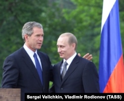 Президент России Владимир Путин и президент США Джордж Буш. Любляна, 2001 год.