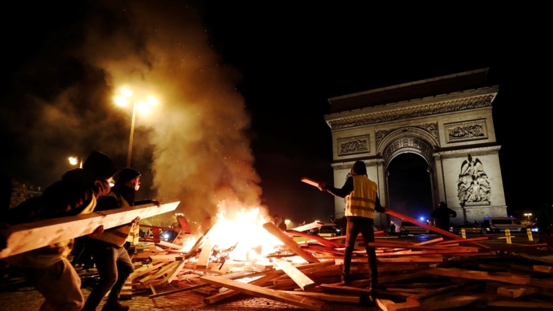 Протестите ќе ја погодат француската економија