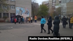 Возле одного из «избирательных участков» в Донецке