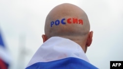 Российский футбольный болельщик перед матчем чемпионата Европы. Варшава, 12 июня 2012 г