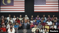 Барак Обама, президент США, выступает перед студентами в Куала-Лумпуреr. 20 ноября 2015 года.