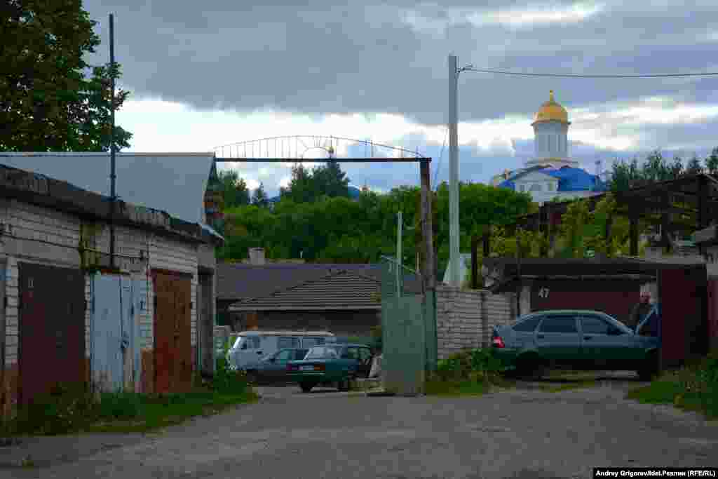 Местами между гаражей и заводских корпусов просвечивают купола Зилантова монастыря.&nbsp;