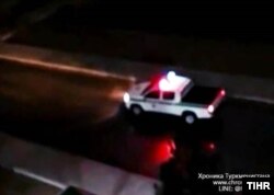 Aşgabadyň Parahat 3 we 6 kiçi etrapçalarynda polisiýa işgärleri aýlanyp, ýaşaýjylardan awtoulaglary aýyrmagy talap etdiler. 17-nji oktýabr, 2016 ý. "Türkmen Inisiatiwasy" toparynyň websaýtynda alnan surat.