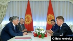 Қирғизистон президенти Алмазбек Атамбаев “Газпром” раҳбари Алексей Миллер билан учрашув чоғида, Бишкек, 2014 йил 27 августи.