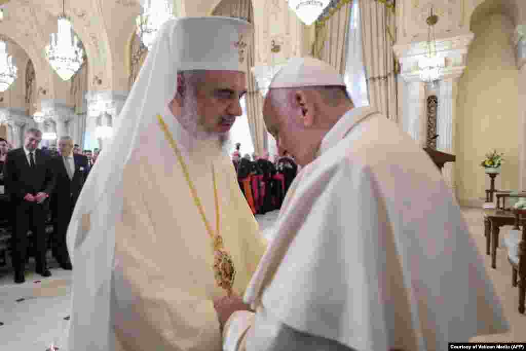 „Pe fratele meu Daniel țin să îl salut cu iubire frățească”, i s-a adresat Suveranul Pontif, în discursul susținut la Cotroceni, Patriarhului Daniel, prezent în sală.