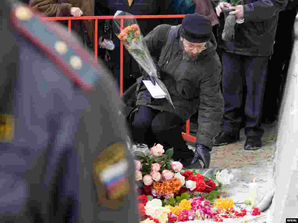 Люди пришли к месту, где произошло убийство, чтобы возложить цветы и зажечь свечи.