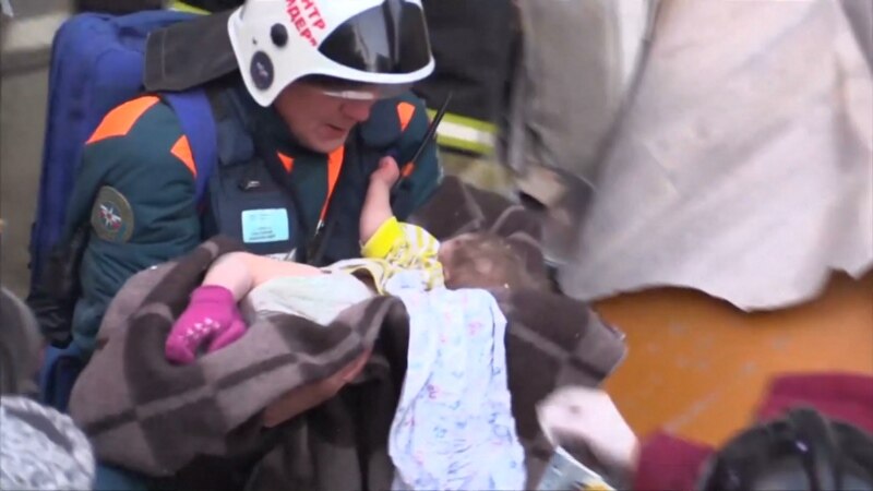 Бебе спасено од урната зграда во Русија