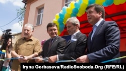 Слева направо: Павел Жебривский, Вадим Бойченко, Йоганнес Ханн, Геннадий Зубко открыли первое в Мариуполе социальное общежитие