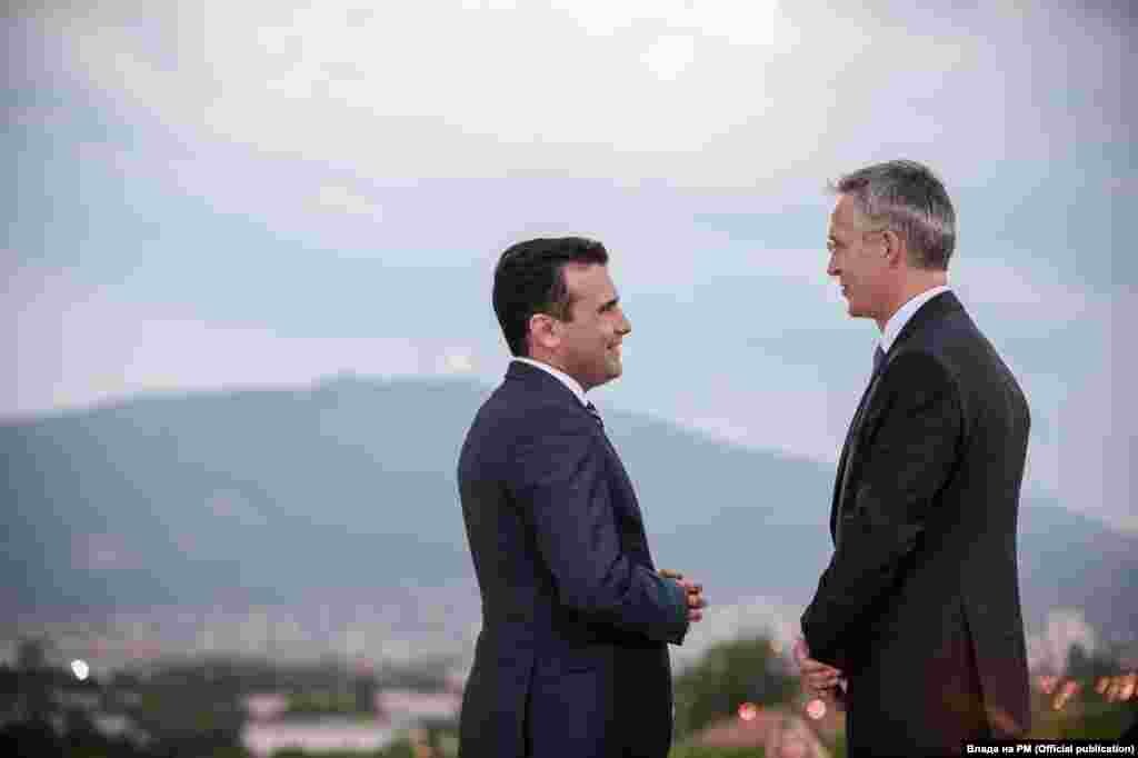 МАКЕДОНИЈА - За неколку седмици имате референдум за договорот за името, ги охрабрувам гласачите да се појават во голем број, ова е прилика која се јавува еднаш во животот - да станете членка на меѓународната заедница со сите придобовки кои тоа ги носи со себе, истакна генералниот секретар на НАТО Јенс Столтенберг на заедничката прес-конференција со премиерот Зоран Заев. НАТО е подготвен за вас, додаде Столтенберг.