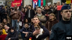 Люди собрались в центре Брюсселя на минуту молчания по жертвам терактов, 24 марта 2016 год