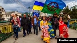 Учасники відзначення Міжнародного дня ромів. Закарпаття, Ужгород, 7 квітня 2017 року