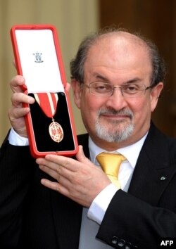 Salman Rushdie după ce a fost înnobilat de regina Marii Britanii, la Buckingham Palace, Londra, 25 iunie 2008