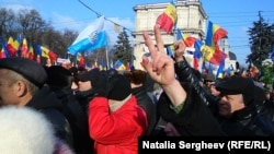 Участники антиправительственной демонстрации в Кишиневе. 24 января 2016 года.