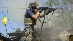 Український військовий стріляє під час бою в місті Іловайську Донецької області, 26 серпня 2014 року