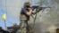 Український військовий стріляє під час бою в місті Іловайську Донецької області, 26 серпня 2014 року