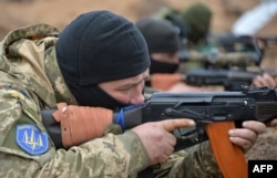 Украинский боец на позициях. Апрель 2015 года
