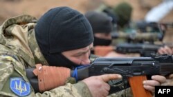 Украинский боец на позициях. Апрель 2015 года