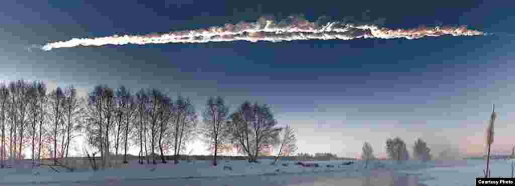 9:21:35, 9:21:45. Ике горизонталь фотоны берләштереп ясалган панорама күренеше. Марат бу шартлауның нәрсә булуын аңлый алмыйча аптырашта кала. Башта ул моны метеорит шартлавы дип түгел, ә атом-төш бомбасы шартлавы булырга мөмкин дип уйлый. Соңрак Җиргә ниндидер астероидның (2012DA14 астероиды) якынлашачагы турында матбугат хәбәрләрен исенә төшерә. Аннан соң бу берәр очкыч казасы булырга мөмкин, дип тә уйлый.