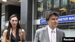Ejup Ganić stiže sa ćerkom Eminom u sud u Londonu, 14. jul 2010.