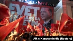 Эрдўғон тарафдорлари Истанбулда референдумдаги ғалабани нишонламоқда. 2017 йил, 16 апрель.