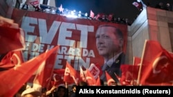 Референдум кезінде көшеге шыққан президент Тайып Ердоғанның жақтастары. Стамбул, 16 сәуір 2017 жыл.