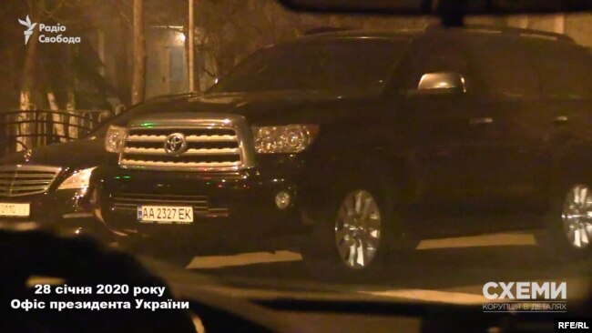 У той же час на вулиці Банковій знімальна група зафіксувала автівки, якими користується мер Кличко