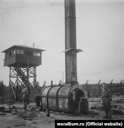 Британські солдати оглядають піч крематорію концтабору «Берген-Бельзен». Фото з виставки «Тріумф людини. Мешканці України, які пройшли нацистські концтабори»
