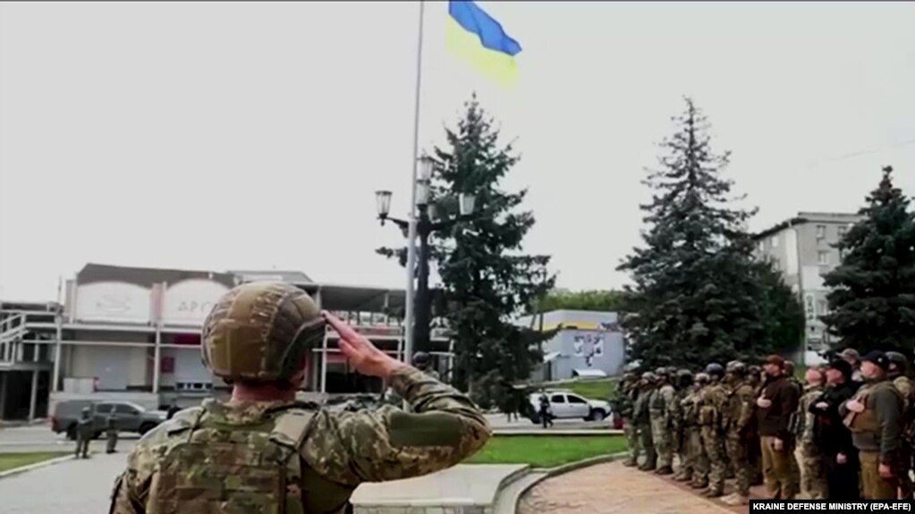 Quốc kỳ Ukraine tung bay ở trung tâm thành phố Balaklia thuộc vùng Kharkiv, nơi Quân đội Ukraine giải phóng khỏi lực lượng Nga hôm 10/9.