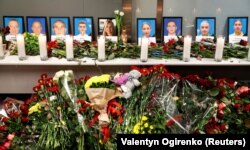 Лавҳаи поси хотири қурбониҳои суқути ҳавопаймо дар шаҳри Киев