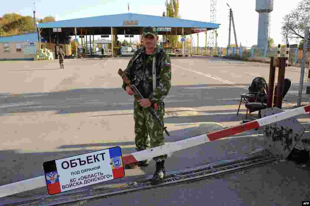 Памежны пункт на расейска-ўкраінскай мяжы, захполены ўзброенымі сэпаратыстамі ў 120 кілямэтрах ад Данецку, 14 кастрычніка 2014 году