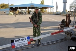 «Бойовик «ДНР» на прикордонному пункті «Успенка» між РФ та Україною в жовтні 2014 року