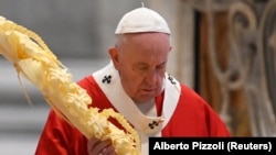 Papa Francisc a ținut slujba din duminica Floriilor fără public, catedrala Sfântul Petru fiind aproape goală, Vatican, 5 aprilie 2020 