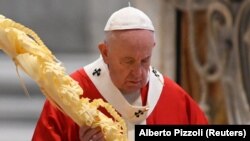 Papa Francisc a ținut slujba din duminica Floriilor fără public, catedrala Sfântul Petru fiind aproape goală, Vatican, 5 aprilie 2020 