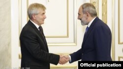Премьер-министр Армении Никол Пашинян (справа) и спикер Сейма Литвы Викторас Пранцкетис, Ереван, 3 октября 2019 г.