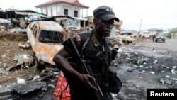 Камерунский спецназовец патрулирует улицы в англоязычном городе 