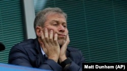 Roman Abramovici, proprietarul clubului de fotbal Chelsea din Londra, în tribuna unui stadion. 2015