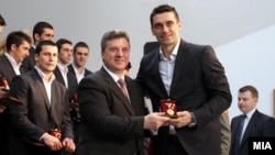 Претседателот Ѓорге Иванов и капитенот на ракометната репрезентација Кире Лазаров. 2011.