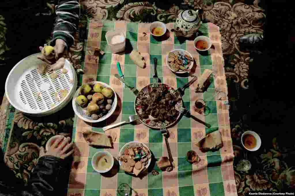 Памирцы, когда приезжают на работу в Россию, делают все так же, как у себя дома: спят на полу, едят на расстеленной на полу скатерти из одной тарелки, разделяя трапезу поровну