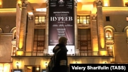 Афиша балета "Нуреев" режиссера Кирилла Серебренникова на здании Большого театра, 9 декабря 2017 года