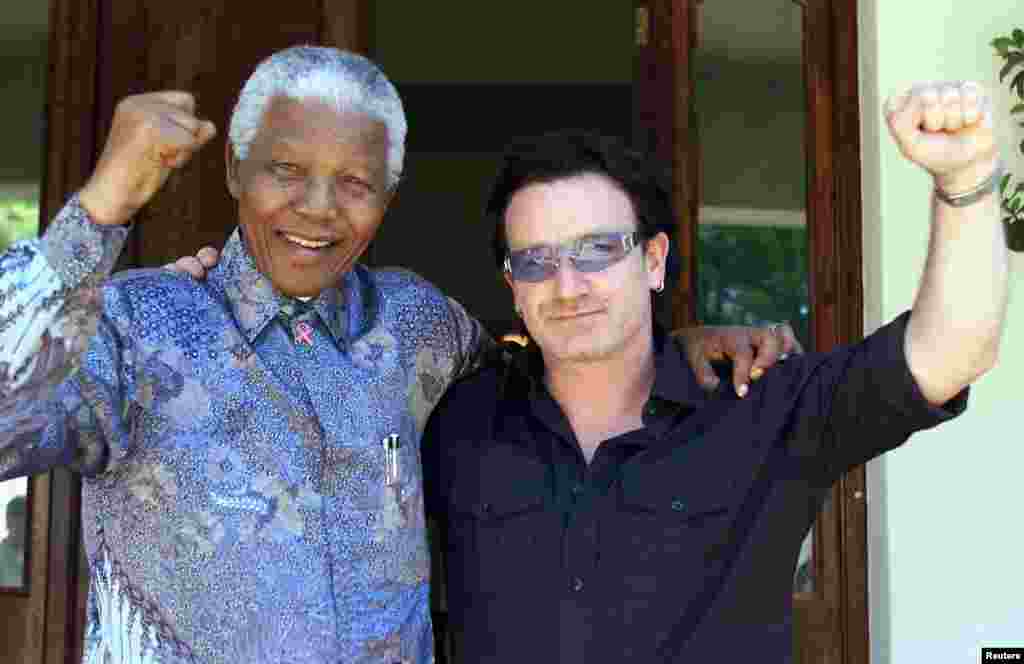 Irish rock star Bono with Nelson Mandela at the latter&#39;s residence in Johannesburg in May 2002.