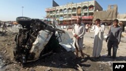 مواطنون يتفحصون آثار إنفجار سيارة مفخخة في مدينة الصدر ببغداد