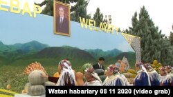 Ýaşy uly zenanlar - Hasyl baýramy bilen bagly resmi dabaranyň gatnaşyjylary. Türkmenistan. Noýabr, 2020.