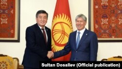 Избранный президент Кыргызстана Сооронбай Жээнбеков (слева) на встрече с Алмазбеком Атамбаевым. Бишкек, 3 ноября 2017 года.

