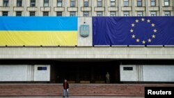 Zastave Ukrajine i EU na zgradi administracije u Kijevu