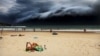 Приближающийся шторм на популярном пляже Бонди-Бич вблизи Сиднея