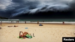Приближающийся шторм на популярном пляже Бонди-Бич вблизи Сиднея