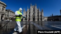 Дезінфекція Пьяцца-дель-Дуомо в Мілані, Італія, 31 березня 2020 року
